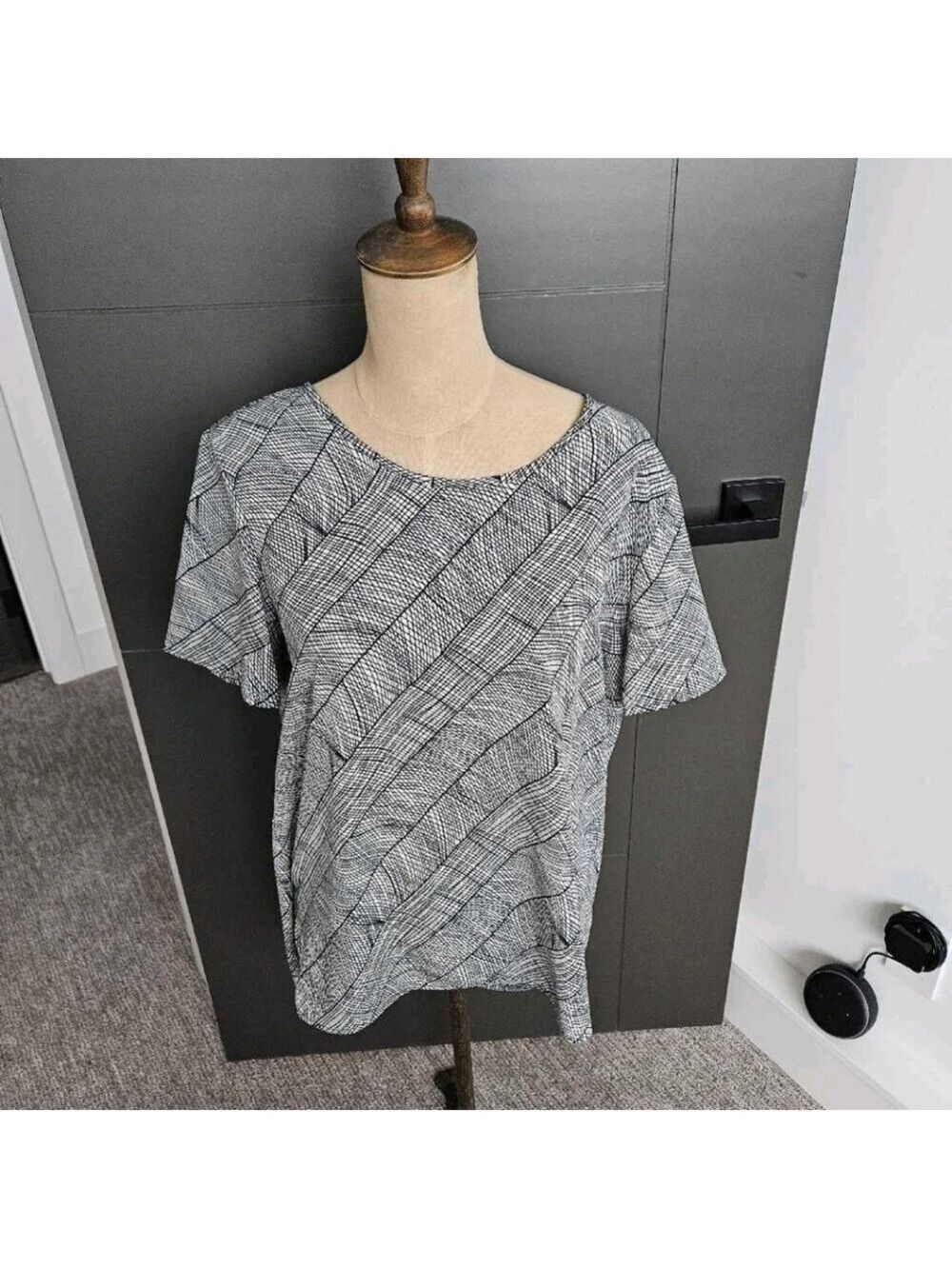 Le Lis Black and White Geometric Short Sleeve Top